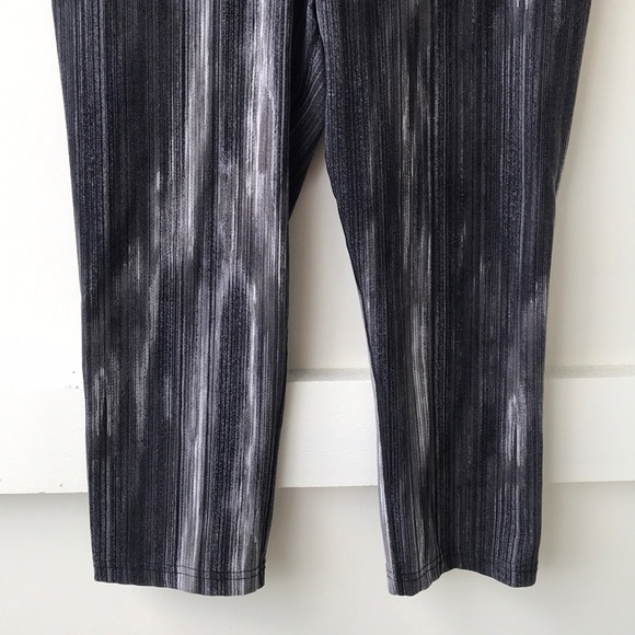 Nike Women’s Capri Tights - Picture 3 of 3